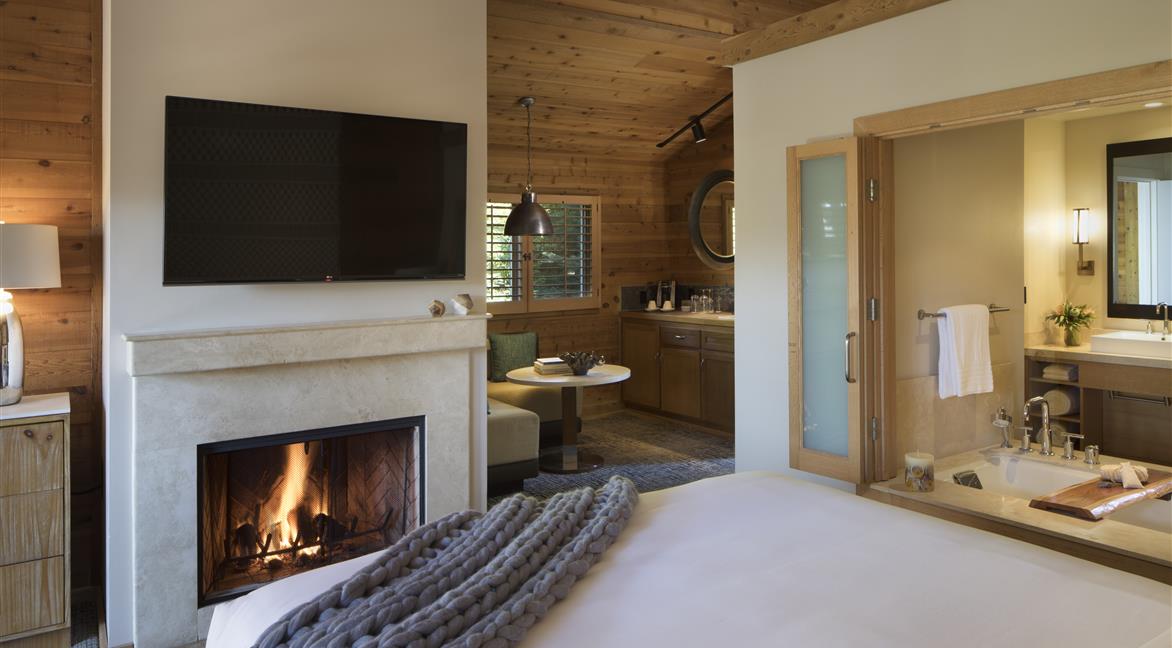 /images/stay/superior-fireplace-guest-room.jpg
